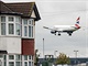 Letadlo pistvajc na letiti Heathrow ve Velk Britnii. Ilustran foto