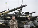 Ukrajinský prezident Petro Porošenko nedaleko Charkova předává armádě novou...