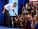 Barack Obama na pedvolebním mítinku Hillary Clintonové v Las Vegas (23. íjna...