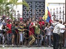 Píznivci venezuelského prezidenta Madura napadli zasedání parlamentu (23....