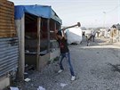 U Calais pokrauje vyklízení uprchlického slumu zvaného Dungle (25. íjna 2016)