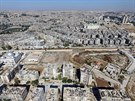 Pohled na silnici, která v Aleppu rozdluje ásti msta drené povstalci (v...