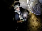 Irácké speciální jednotky v tunelech vykutaných IS nedaleko Mosulu (28. íjna...