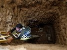 Irácké speciální jednotky v tunelech vykutaných IS nedaleko Mosulu (28. íjna...