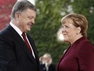Ukrajinský prezident Petro Poroenko a nmecká kancléka Angela Merkelová pi...