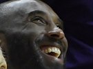 V PUBLIKU. Kobe Bryant, bývalý hrá Los Angeles Lakers, sleduje tvrté utkání...