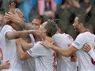 Fotbalisté Sevilly oslavují gól proti Atlétiku Madrid.