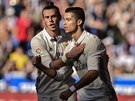 Gareth Bale a Cristiano Ronaldo slaví vyrovnávací gól na hiti Alavése. Z...