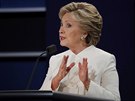 Clintonová  bhem závrené debaty (20. íjna 2016)