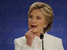 Clintonová bhem závrené debaty (20. íjna 2016)