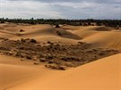 Rudé duny jsou nejkrásnjí za východu nebo západu slunce.