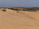 Bílé duny jsou rozsáhlé a budí dojem procházky po pouti.