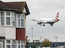 Letadlo pistávající na letiti Heathrow ve Velké Británii. Ilustraní foto