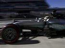 Lewis Hamilton vyjídí z box pi kvalifikaci na Velkou cenu USA.