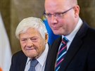 Premiér Bohuslav Sobotka pedal Jiímu Bradymu medaili Karla Kramáe jako...