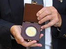 Jií Brady s medailí, kterou obdrel v Poslanecké snmovn. (27. íjna 2016)
