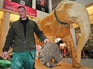 Preparátor Roman Kraus s tlapou sloního samce Calvina, vzadu obří model slona...