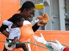 Záchranái pomáhají migrantm z norské lodi Siem Pilot v pístavu Palermo v...