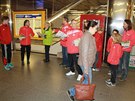 Bezinvetí fotbalisté rozdávají deník Metro ve stanici Ládví.