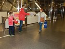Bezinvetí fotbalisté rozdávají deník Metro ve stanici Ládví.