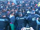 Uprchlíci se v Calais petlaovali s policií.