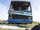 Vrak autobusu, který majitelé postavili nedaleko cyklostezky v eských...