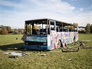 Vrak autobusu stojí nedaleko cyklostezky v místech, kde lidé asto vení psy.