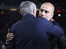 Josep Guardiola (vpravo), trenér Manchesteru City, se ped zápasem Ligového...