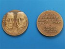 Medaile olomouck� Univerzity Palack�ho s dvojportr�tem Josefa Dobrovsk�ho a...