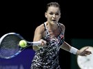 Agnieszka Radwaská returnuje v semifinále Turnaje mistry proti Angelique...