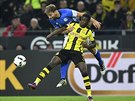 Dortmundský Ousmane Dembele (černožlutá) v souboji o míč s Benediktem...