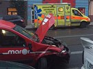 V pražské Francouzské ulici řidič zkolaboval za volantem a naboural pět...