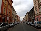 Lidé stojící o vylepení Kollárovy ulice v Plzni se seli na dvorku Zach's...