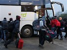 Migranti v uprchlickém táboe v Calais ekají na evakuaci do jiných ubytovacích...