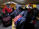 Migranti v uprchlickém táboe v Calais ekají na evakuaci do jiných ubytovacích...