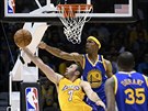 Patrick McCaw (0) z Golden State blokuje pokus  Larryho Nance Jr. z LA Lakers.