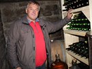 Jií Novotný má vinohrad na okraji Trutnova. Vyrábí víno z vlastnorun...