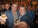 Zleva Petr Urbánek a Jan Richter pi oslav vítzství hnutí ANO v letoních...