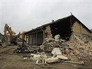 Dlníci demolují bývalé kasárny v Brn-idenicích.