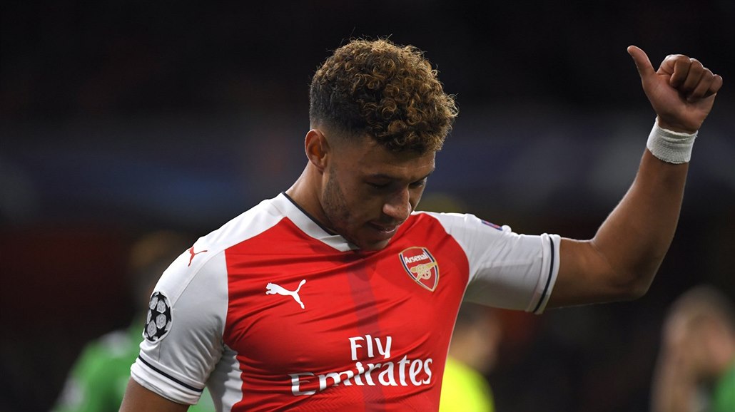 Alex Oxlade-Chamberlain v dresu Arsenalu.  