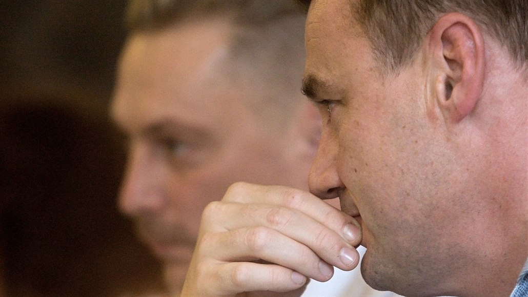 Na výsledky p�e�et�ení voleb si po�kají Martin P�ta (vpravo) i jeho radní Marek...