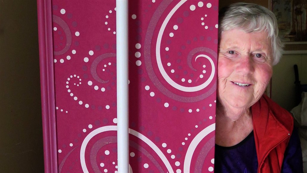 Zakladatelka Kiwi Coffin Clubu sedmasedmdesátiletá Katie Williamsová o rakvích...
