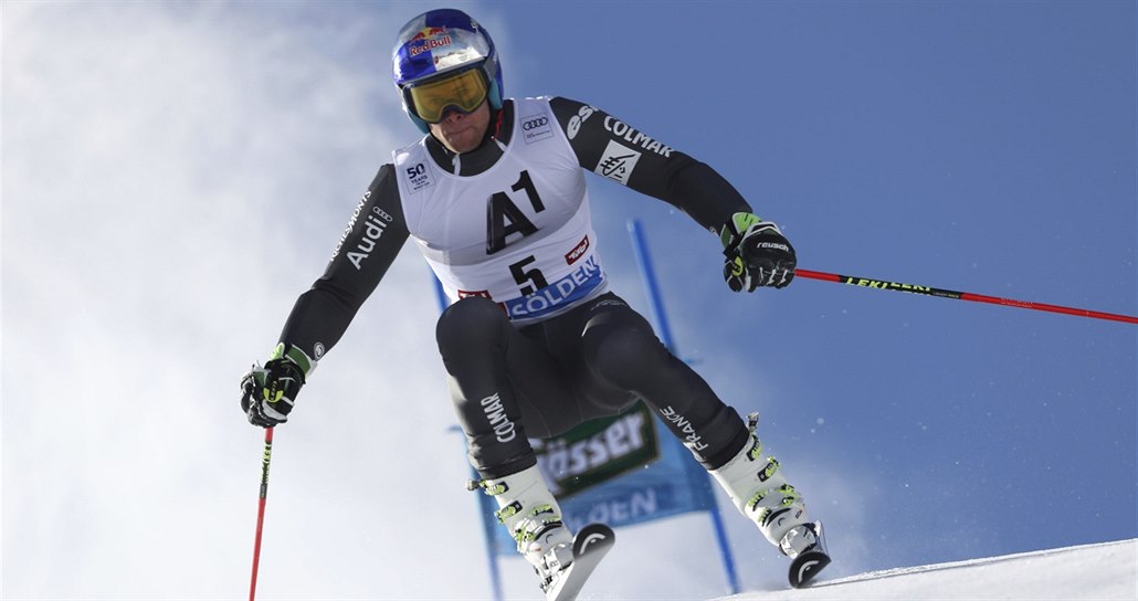 Francouzský lyžař Alexis Pinturault na trati obřího slalomu v Söldenu
