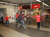 Březiněveští fotbalisté rozdávají deník Metro ve stanici Ládví.