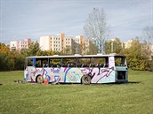 Odstavený autobus stojí mezi cyklostezkou a sídlitm Vltava, v tsné blízkosti...