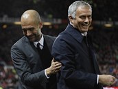 KMOI Josep Guardiola (vlevo), trenr Manchesteru City, se ped zpasem...