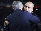 Josep Guardiola (vpravo), trenr Manchesteru City, se ped zpasem Ligovho...