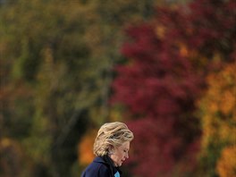 Demokratick kandidtka Hillary Clintonov nastupuje do letadla v New Yorku....