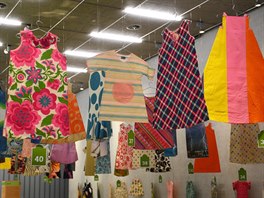 Papírové �aty ze 60. let na výstav� v galerii Stihl (2013)