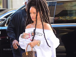Rihanna s napletenmi dredy (jen 2016)